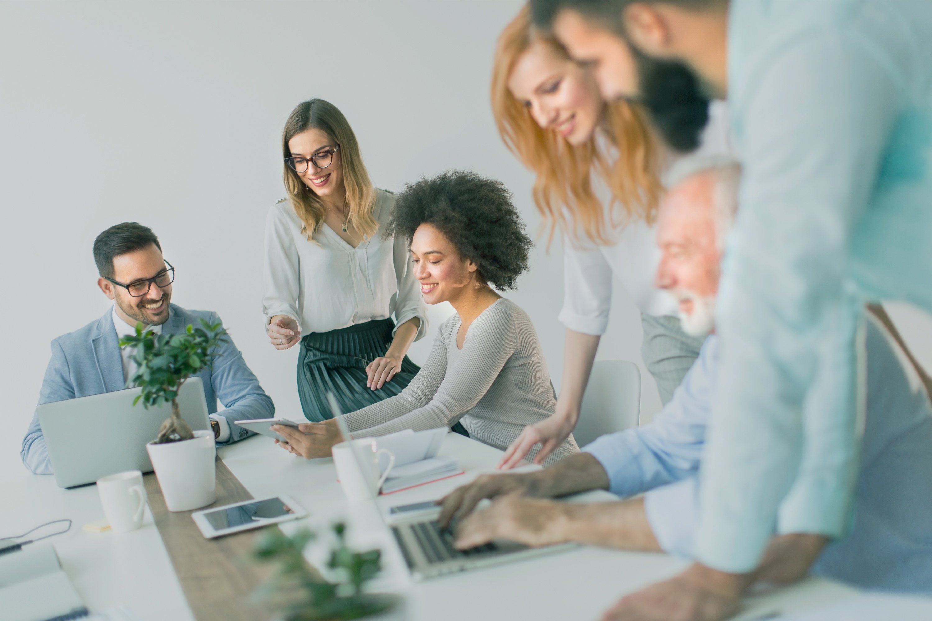 0_joyful-multiracial-business-team-at-work-in-modern_pm-1